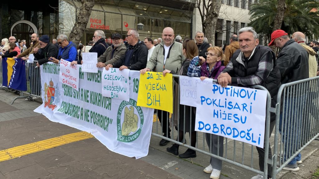 Protest Grupe Gra Ana Zbog Posjete Dodika Mina