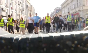 Stotine studenata iz Beograda krenule u protestnu šetnju ka Novom Sadu