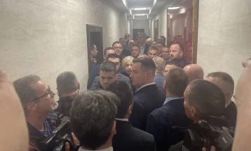 Opozicioni poslanici sprječavali Čarapića da dođe do prostorija kluba