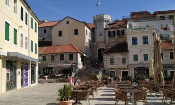 Na jednom biralištu u Herceg Novom glasaće se duže zbog kašnjenja otvaranja