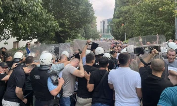 Policija ponovo upotrijebila biber sprej, građani ih gađali kamenjem i jajima
