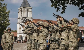 Božović sahranjen uz počasnu paljbu VCG