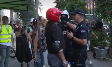 Policija na Filozofskom fakultetu u Novom Sadu nakon izbacivanja studenata u blokadi
