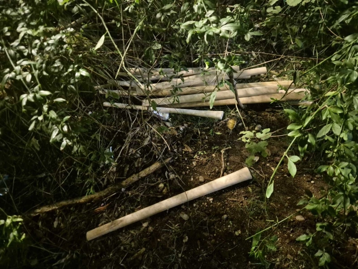 Privedeno više osoba, pronađene bejzbol palice pripremljene za napad