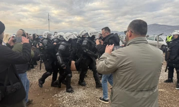 Policija privela 54 osobe sa protesta u Botunu