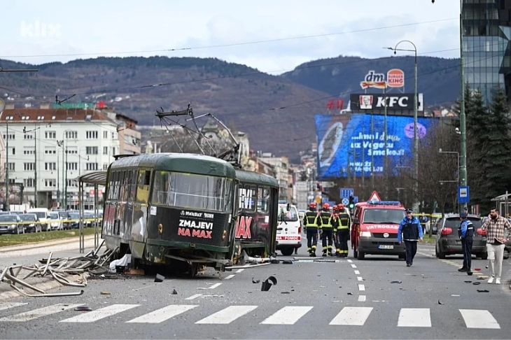 U Sarajevu tramvaj iskočio iz šina, poginula jedna osoba