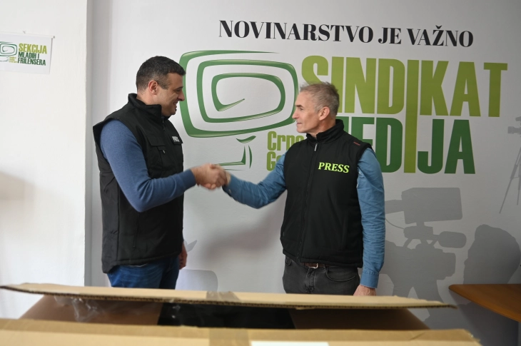 OEBS obezbijedio 50 prsluka i jakni za novinare u Crnoj Gori