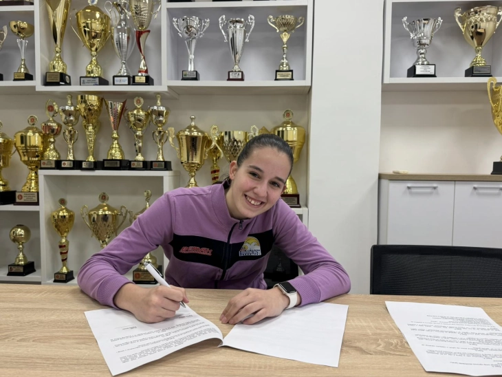 Milena Vujović potpisala prvi profesionalni ugovor  