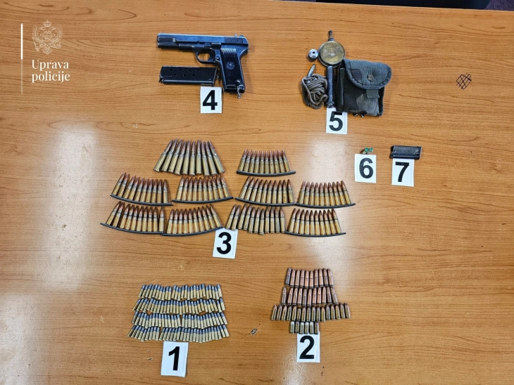 Kod policijskog službenika pronađeno oružje i municiju u ilegalnom posjedu
