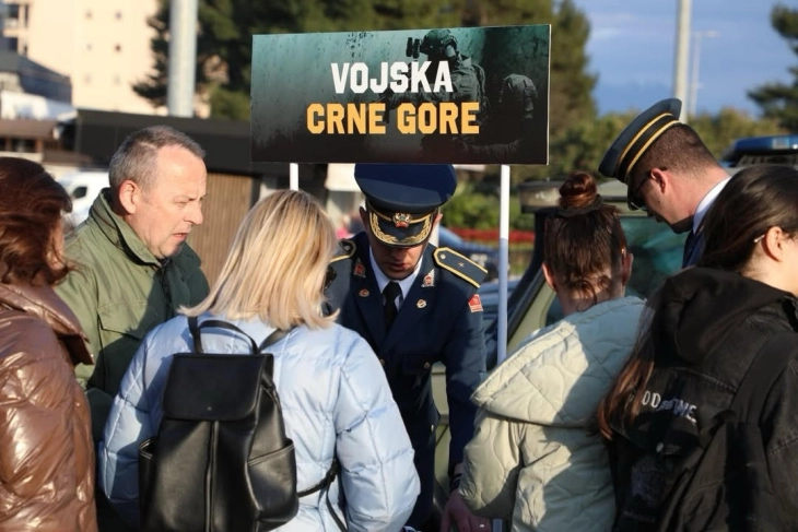 Sjutra prezentacija naoružanja i vojne opremu na gradskom trgu u Beranama 