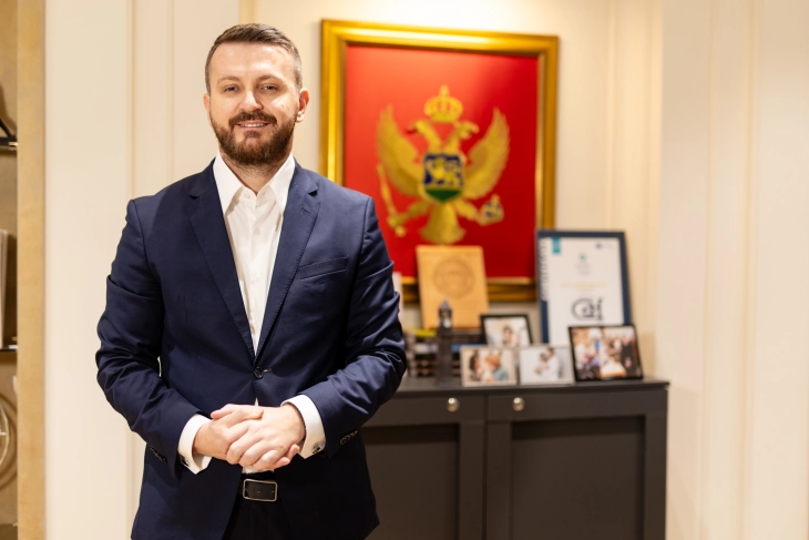 Dukaj govori na forumu Evropskog univerziteta u Tirani