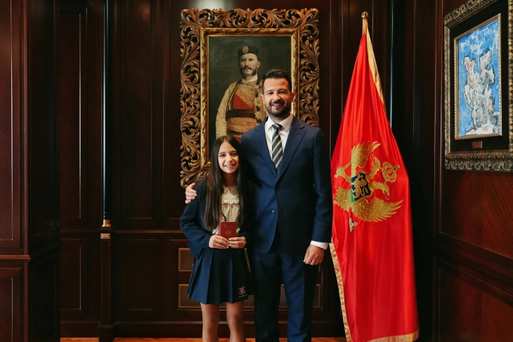 Milatović uručio pasoš Lani Boljević