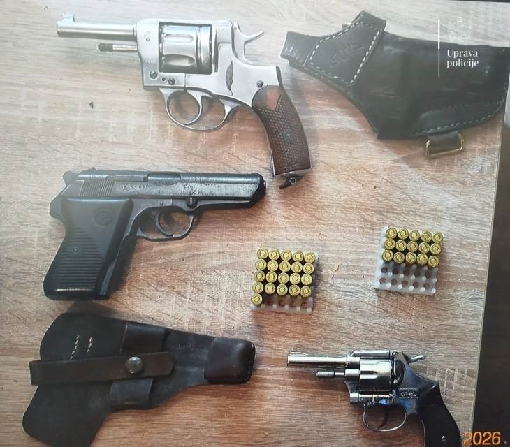 Pretresom u Sutomoru oduzeti pištolj, revolver i municija u ilegalnom posjedu