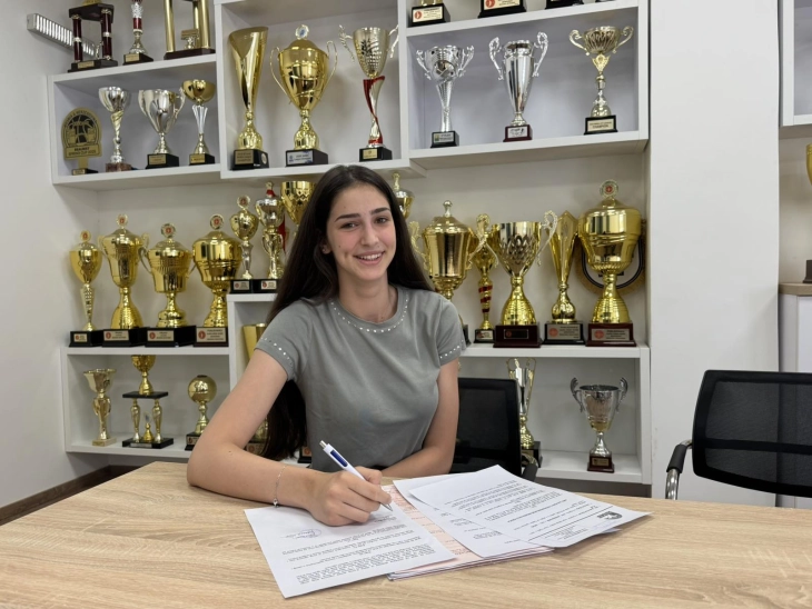 Marija Sekulović potpisala prvi profesionalni ugovor