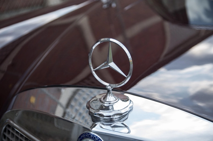 Mercedes pooštrava štednju