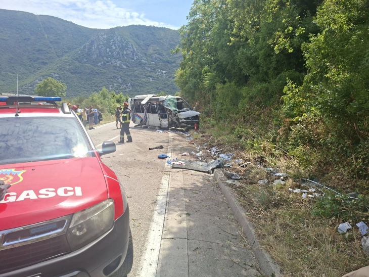 U saobraćajnoj nesreći u Lipcima poginula jedna osoba, 16 povrijeđenih