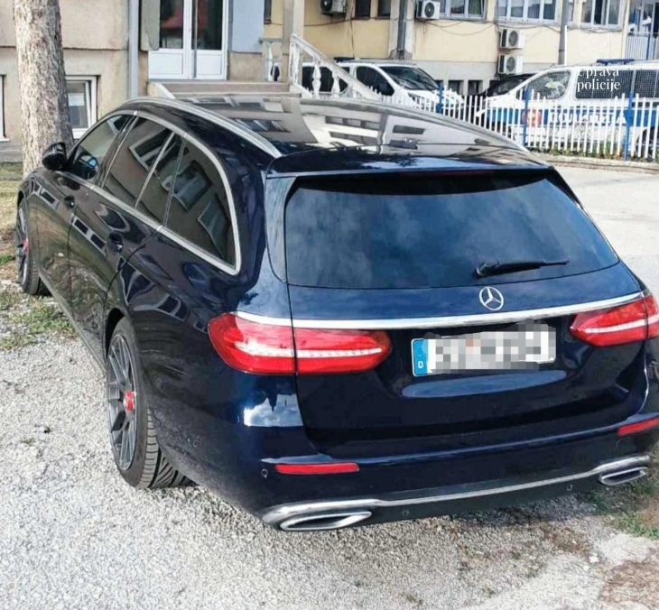 Granična policija u petak oduzela dva vozila