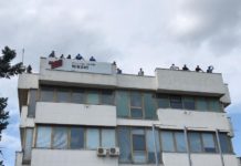 Željezara nikšić radnici protest na krovu
