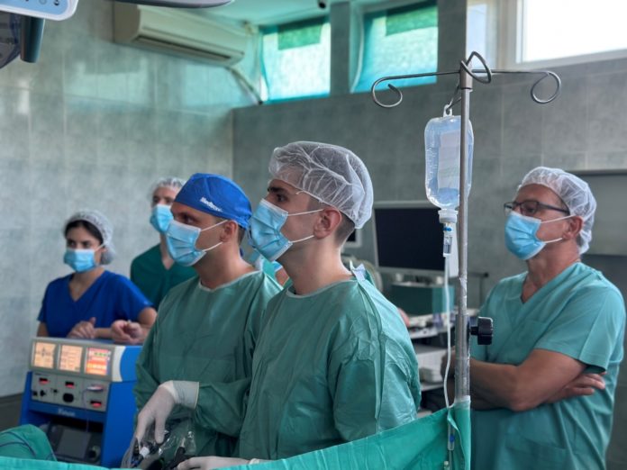 Dr Aleksandar Kujović i prof. dr Mark Kolman tokom izvođenja laparoskopske operacije karcinoma rektuma