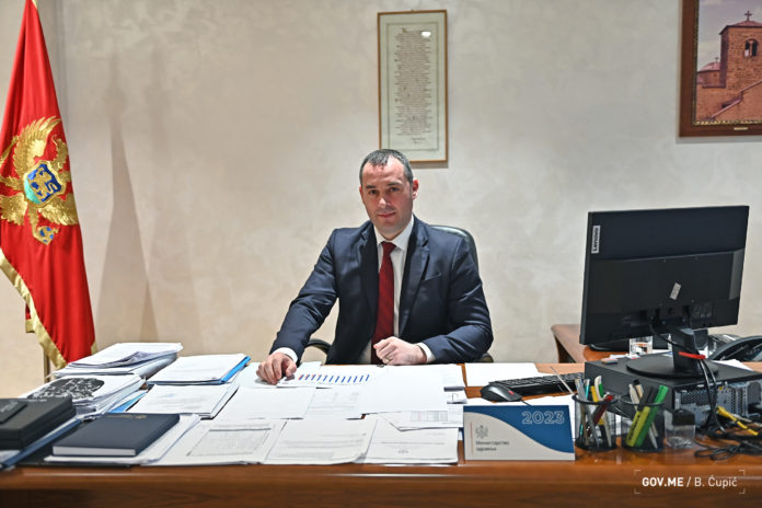 Dragoslav Scekic, ministar zdravlja
