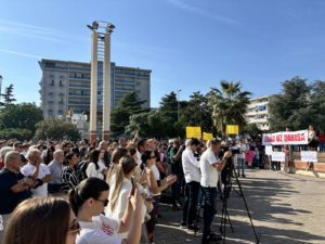 bar, protest, grad za daris, maloljetnici, napad, zakon o maloljetnicima, krivicna djela